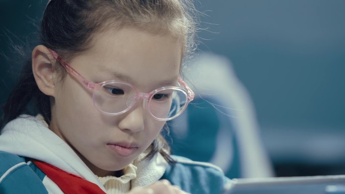 【4k】玩平板戴眼镜近视小学生