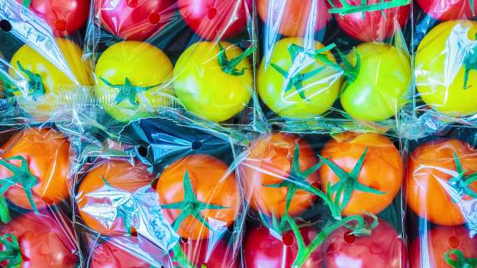 塑料包装的樱桃番茄零售展示