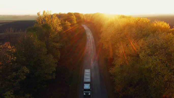 道路鸟瞰图逆光光芒秋季田园风光