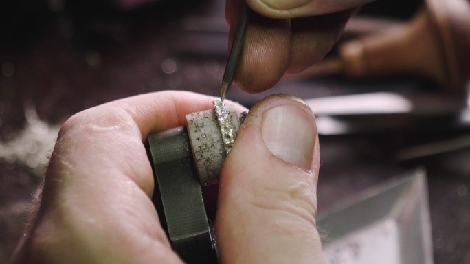 珠宝店的金匠检查钻石的质量
