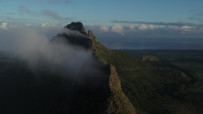 在山峰上航拍的海景风光素材