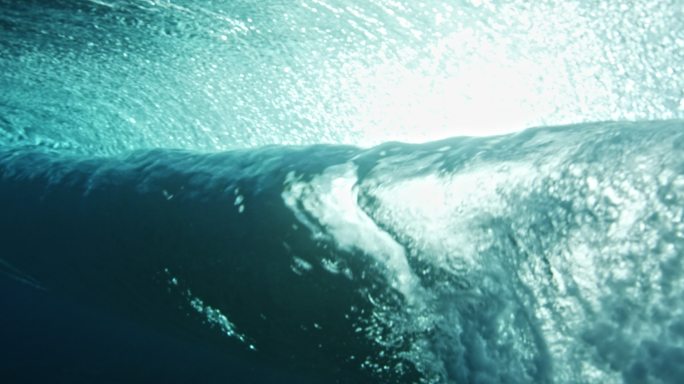 海浪的水下视图波纹翻滚水底世界波纹海底