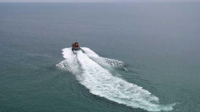 海面上的船只海平面游艇游船海浪浪花