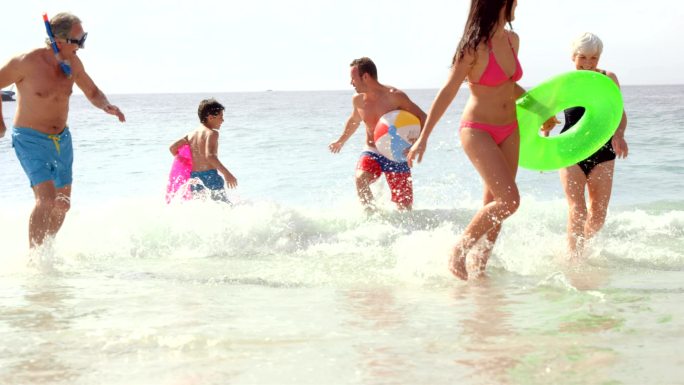 快乐的大家庭在海滩上玩耍