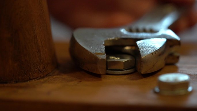 设备安装技术人员组装机械工厂车间 拧螺丝