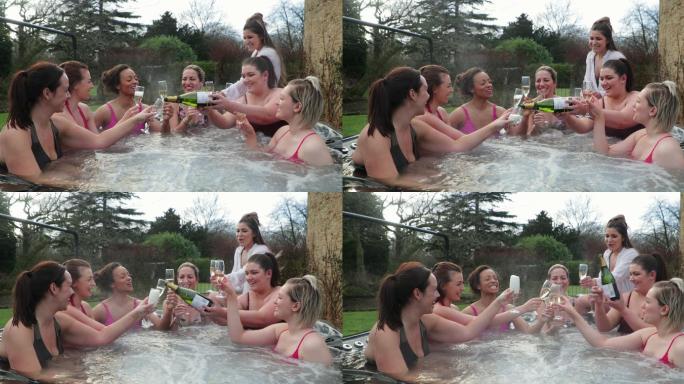 一群女性朋友在热水浴缸里放松