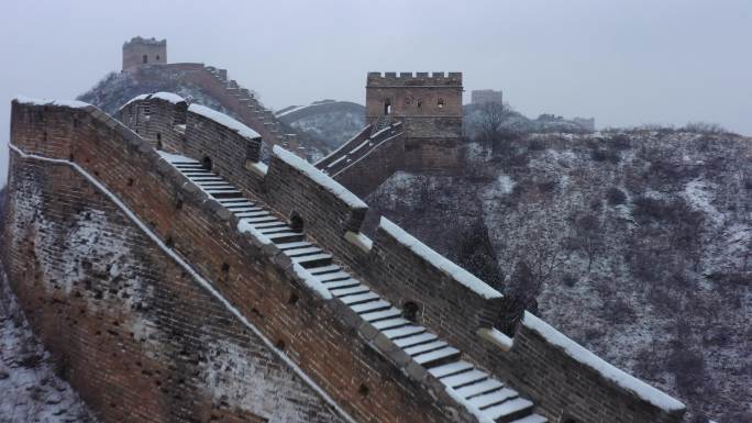 航拍雪后金山岭长城