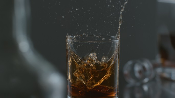 冰落入威士忌中的慢动作