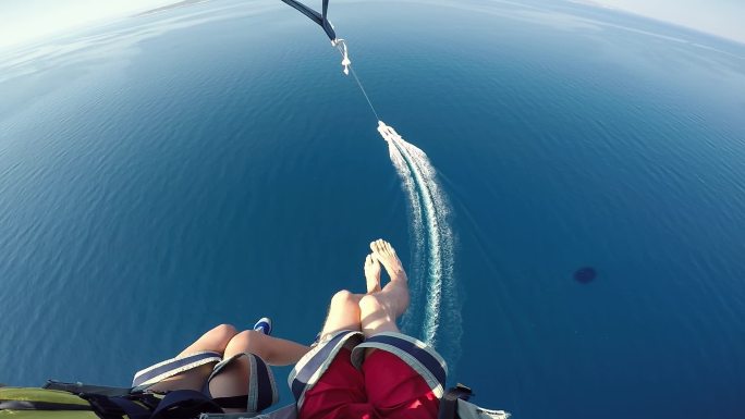 高空中的两个人旅游宣传片拖拽伞托伞飞伞