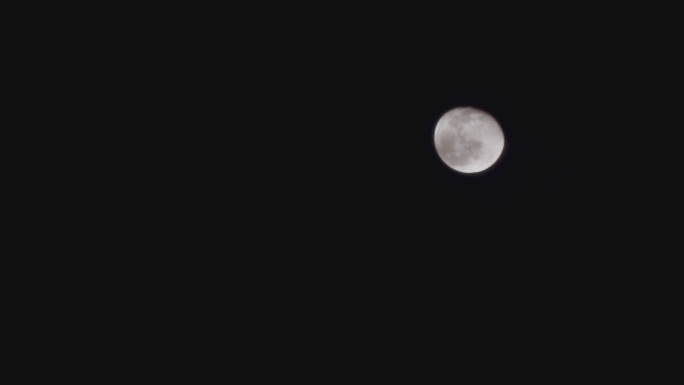 实拍夜晚的月亮