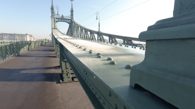 匈牙利布达佩斯自由桥上的骑车人经过