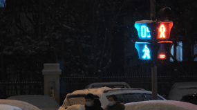 北京冬季下雪城市街道车辆行人雪景视频素材