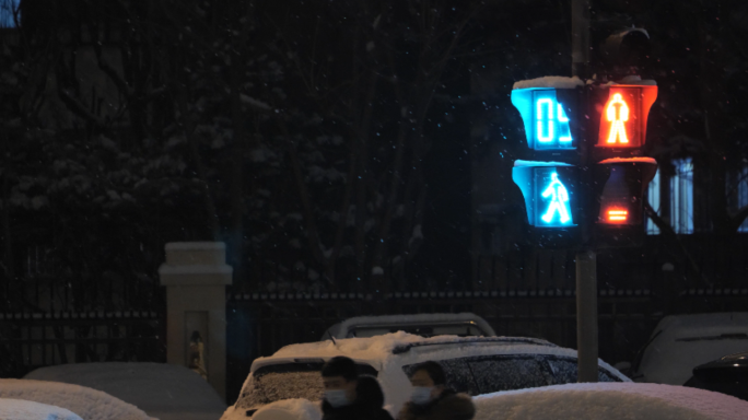 北京冬季下雪城市街道车辆行人雪景
