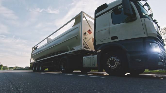 带燃油柴油拖车的货车