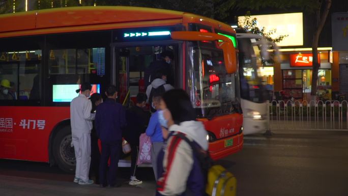 夜间扫码搭乘公交车视频