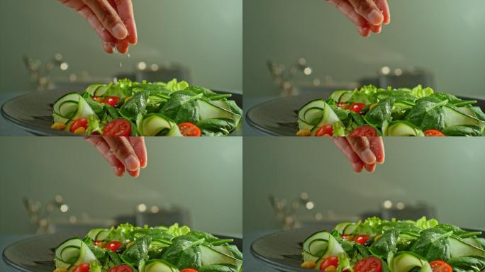 在混合沙拉中加盐沙拉美食