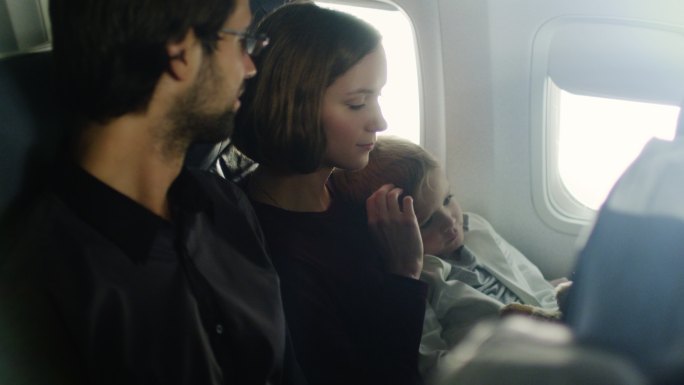 幸福的一家人乘飞机乘客