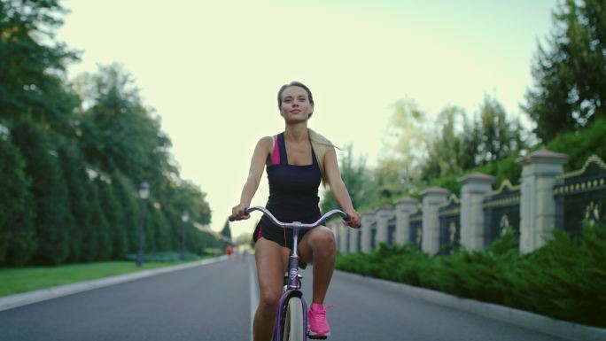 骑自行车的女子运力体育爱好骑单车