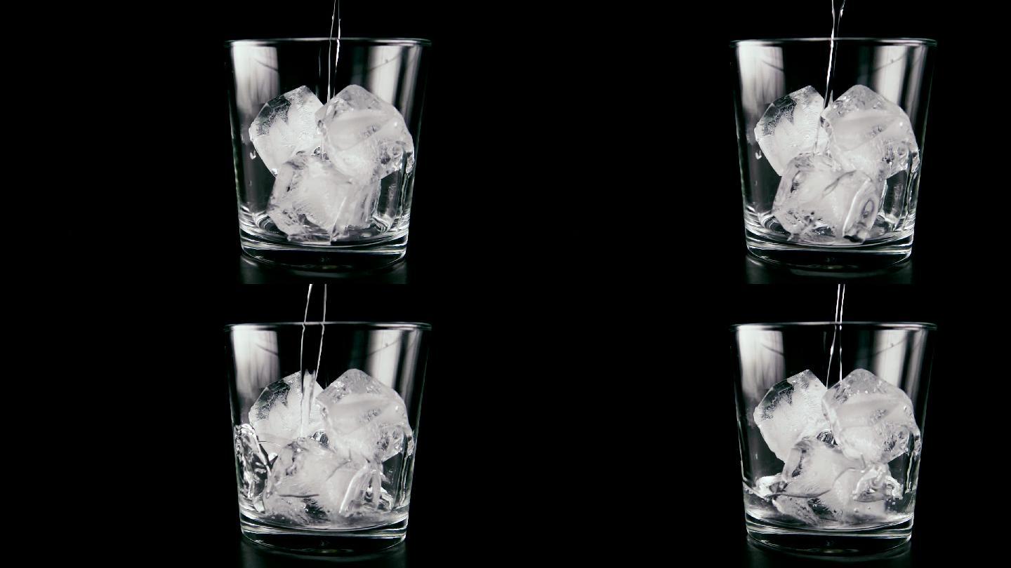 把伏特加倒进冰里升格软饮玻璃杯