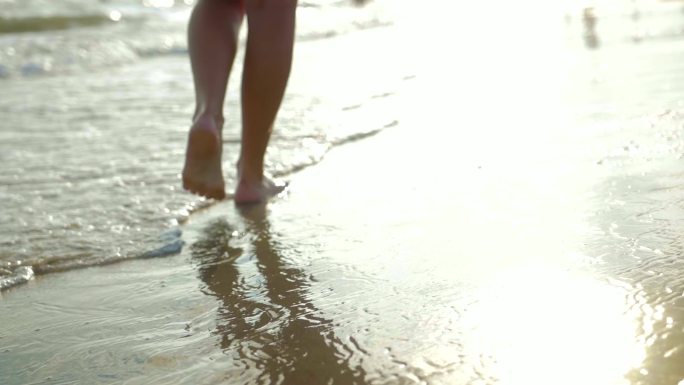 一个年轻女孩在海滩上行走