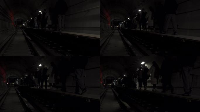 地铁隧道中行走人群，地铁停电人群疏散撤离