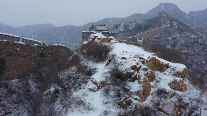 航拍雪后金山岭长城