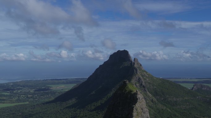 在山峰上航拍的海景风光素材