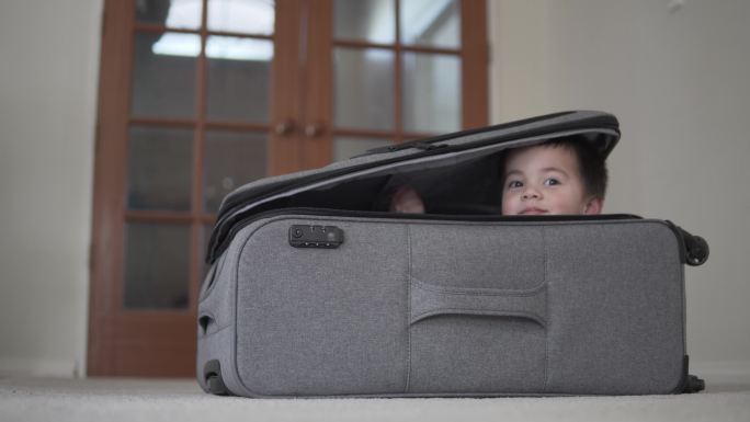藏在行李箱里的小男孩