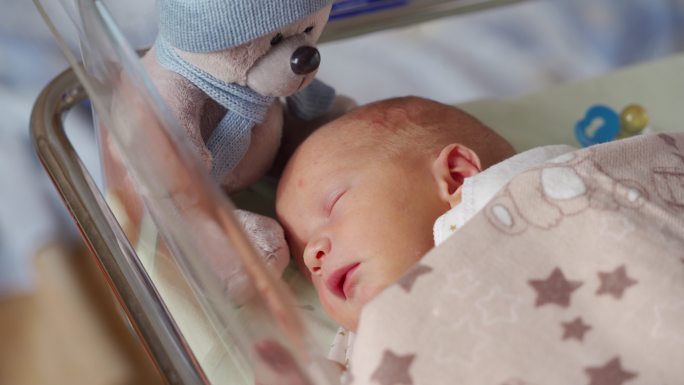 产科医院婴儿床内新生儿出生后一小时