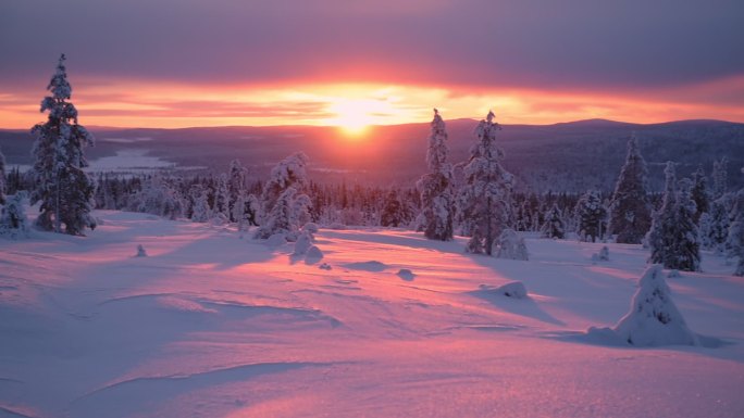夕阳下，雪域荒野景色尽收眼底
