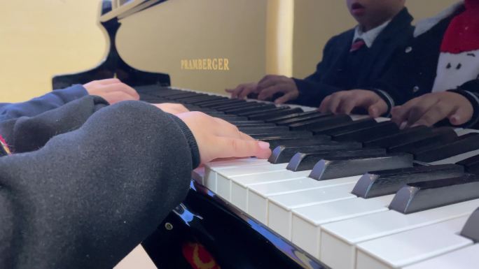 小孩练琴 四手联弹 普拉姆伯格 钢琴