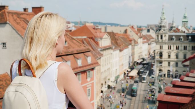 一位游客欣赏着欧洲古城格拉茨的美丽景色。
