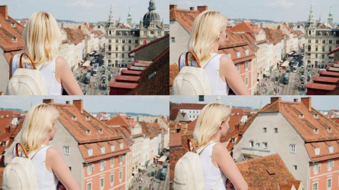 一位游客欣赏着欧洲古城格拉茨的美丽景色。