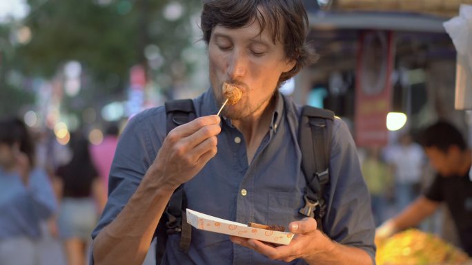 吃着街头零食的男人