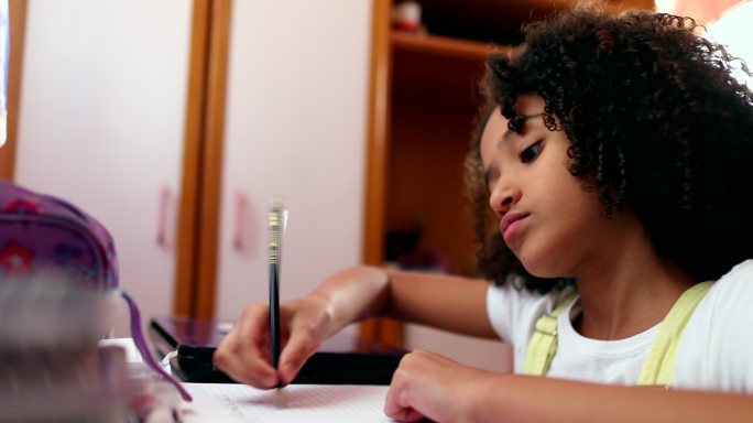 小女孩在写笔记