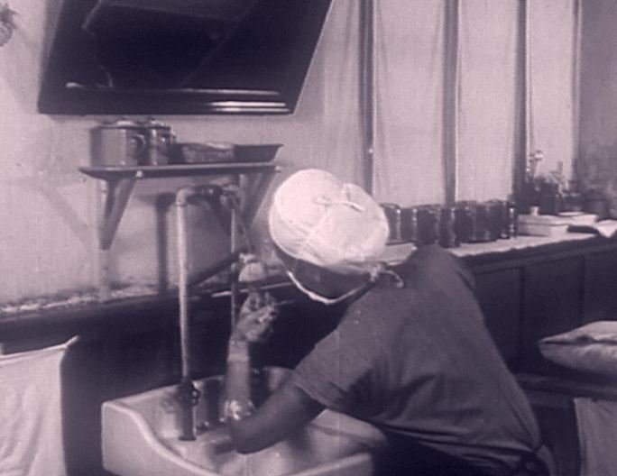50年代妇产科医生做手术帮孕妇接生孩子