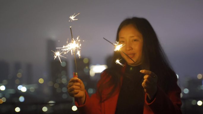 女孩点燃仙女棒，放烟花，过年氛围烟火唯美