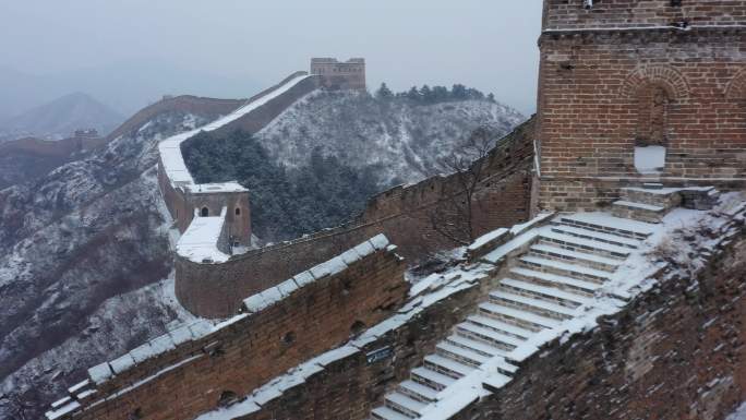 航拍雪后金山岭长城