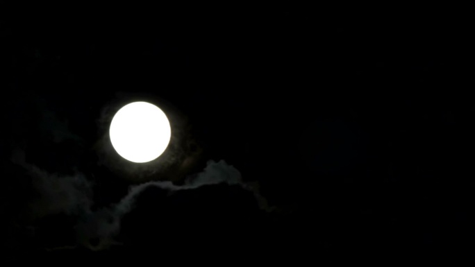 多云的夜晚的满月中秋佳节圆月明月高挂黑云