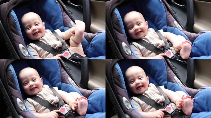 快乐的婴儿坐在车座上微笑着