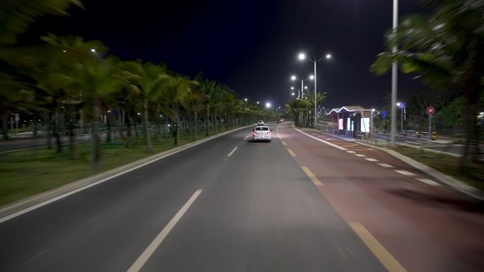 椰城海口夜晚道路