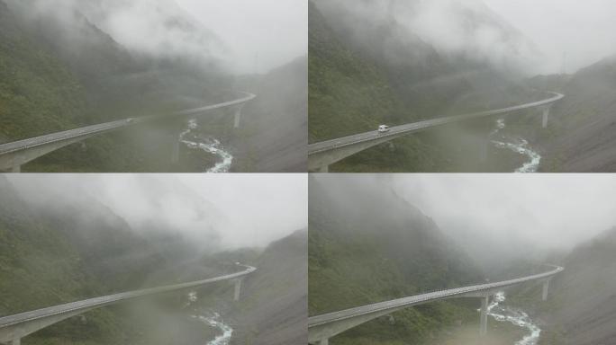 雾天，高架桥上行驶的汽车