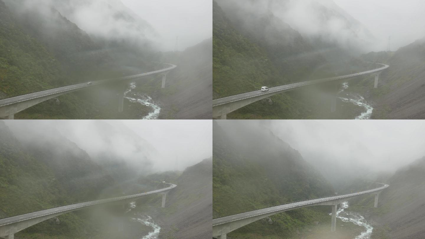 雾天，高架桥上行驶的汽车