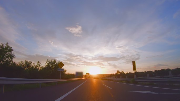 从高速公路上行驶的汽车内部看到的风景