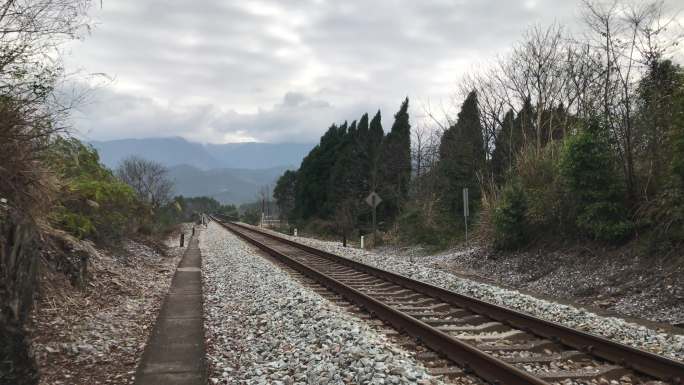 山里火车铁路边的风景
