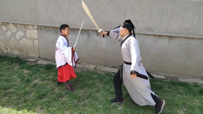 童年陪同小孩玩古装练剑打斗