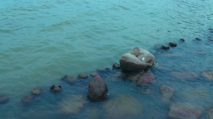 4k湖水唯美蓝色冲击石头