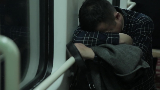 火车上 男人 疲惫 劳累 辛苦