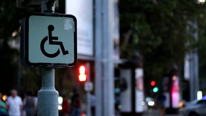 一个残疾人坐在轮椅上的标志