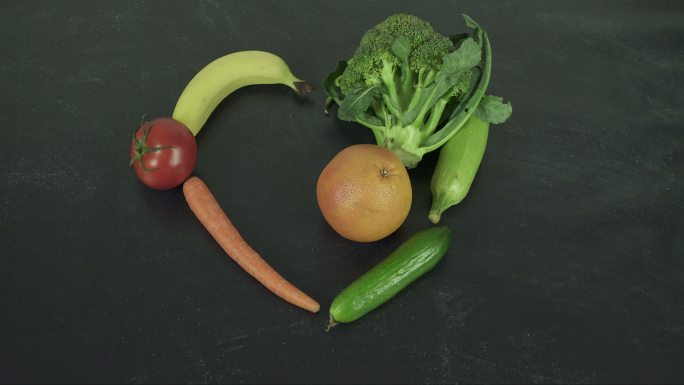 有机水果和蔬菜蔬菜慢动作入水农业食材创意